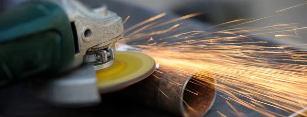 Lavoratore taglio metallo con smerigliatrice — Foto Stock