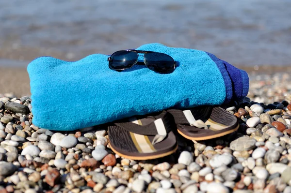 Chanclas en una playa de arena oceánica — Foto de Stock