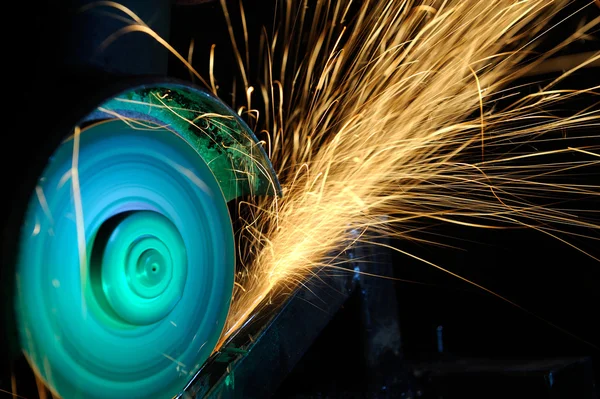 Worker cutting metal with grinder — Stock Photo, Image