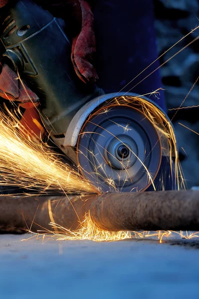 Worker cutting metal with grinder — Stock Photo, Image