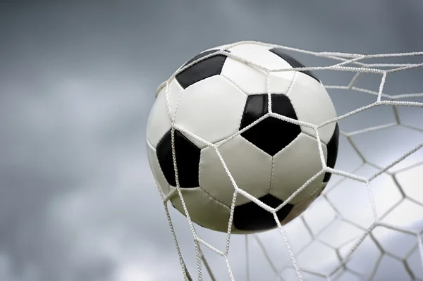 Pallone da calcio in porta — Foto Stock