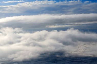 Bir uçağın kokpitinden manzara. Bulutlu gökyüzü