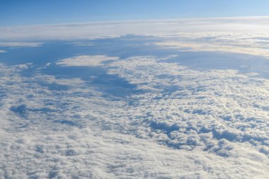 Bir uçağın kokpitinden manzara. Bulutlu gökyüzü