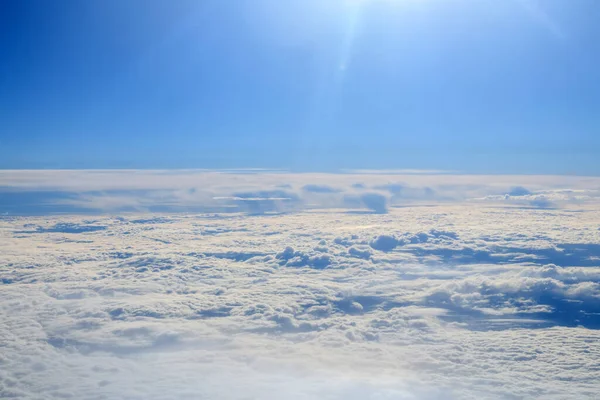 Bir Uçağın Kokpitinden Manzara Bulutlu Gökyüzü — Stok fotoğraf
