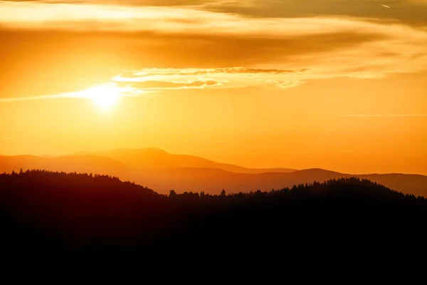 Coucher Soleil Majestueux Dans Paysage Montagneux Avec Des Rayons Ensoleillés — Photo