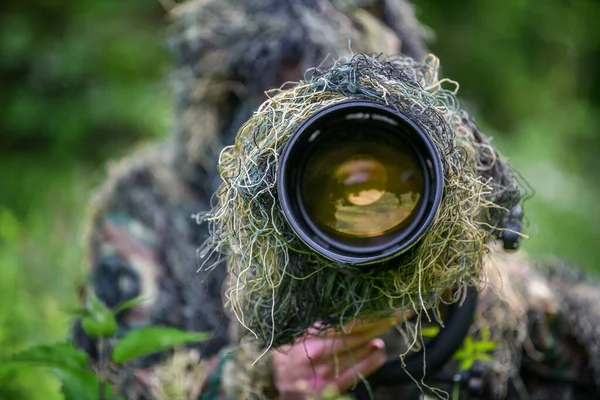 Fotógrafo Vida Selvagem Verão Ghillie Camuflagem Terno Trabalhando Natureza — Fotografia de Stock