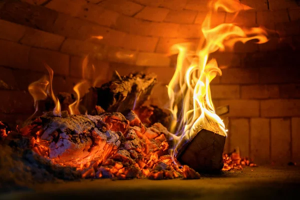 在开放的柴炉中烘焙的披萨 — 图库照片
