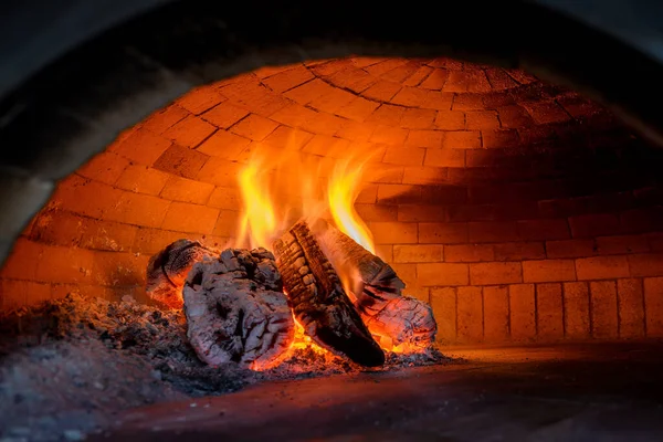 Pizzasütés Nyitott Tűzifa Kemencében — Stock Fotó