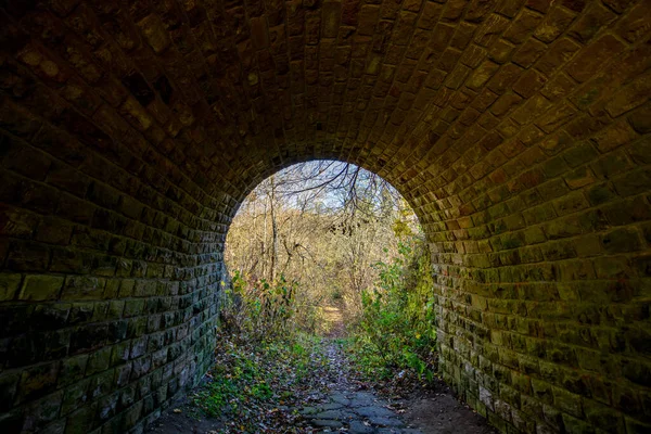 Tajemniczy Mały Kamienny Tunel Jesiennym Lesie — Zdjęcie stockowe