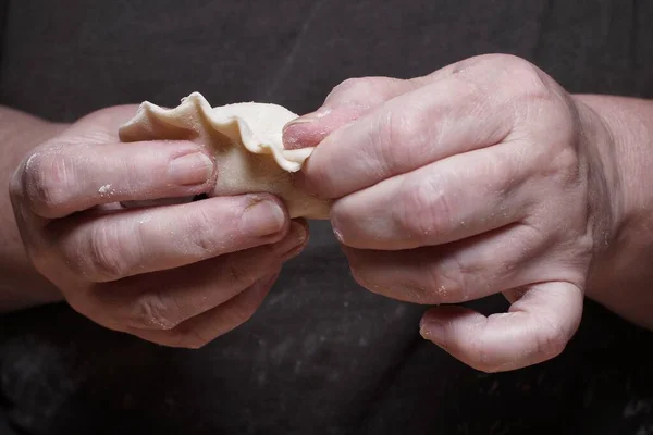 Para kazanan bir kadının elleri.