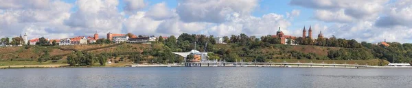 Plock 'lu Panorama, güneşli bir yaz gününde Polonya' daki Vistula Nehri üzerinde yüksek bir yamaç üzerinde uzanan bir şehir..