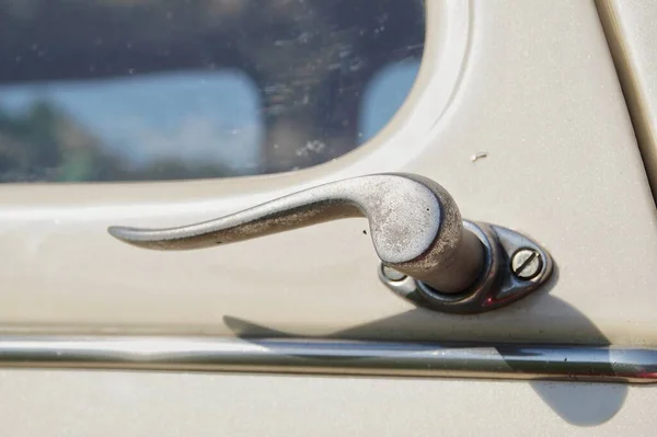 20. yüzyılın ilk yarısından kalma klasik bir Citroen arabasının kapı kolu.