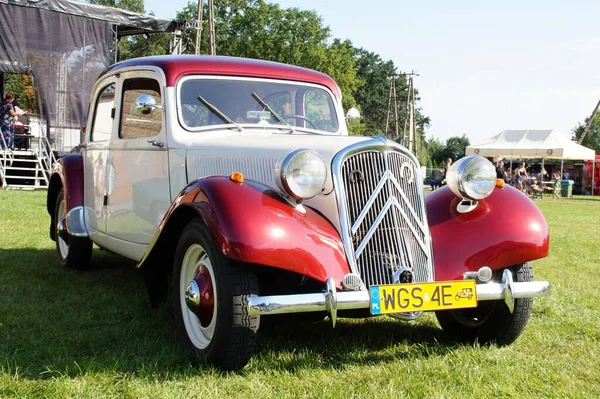 20. yüzyılın ilk yarısındaki klasik Citroen arabası. 