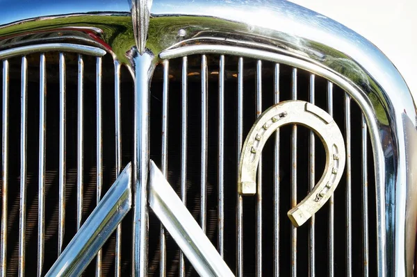 20. yüzyılın ilk yarısından kalma klasik bir Citroen arabasının önünde.