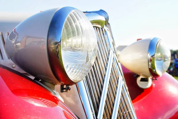 20. yüzyılın ilk yarısından kalma klasik bir Citroen arabasının önünde.