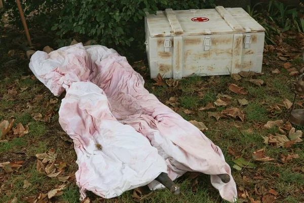 Birinci Dünya Savaşı 'ndan kalma sahnelenmiş bir hastanede kanlı bir sedye..