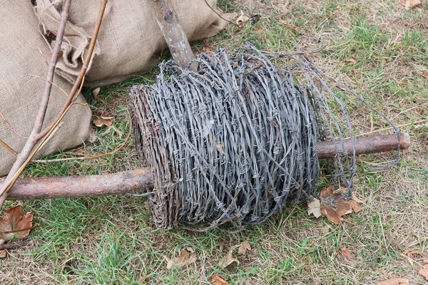  Bir sarmalanmış dikenli tel topu yerde yatıyordu.