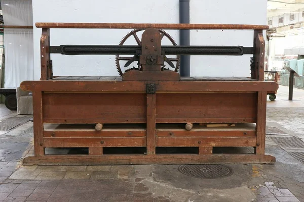 Suyu aydınlatan parlayan fenerler ve Pock 'taki tepede bulunan tarihi binalar..