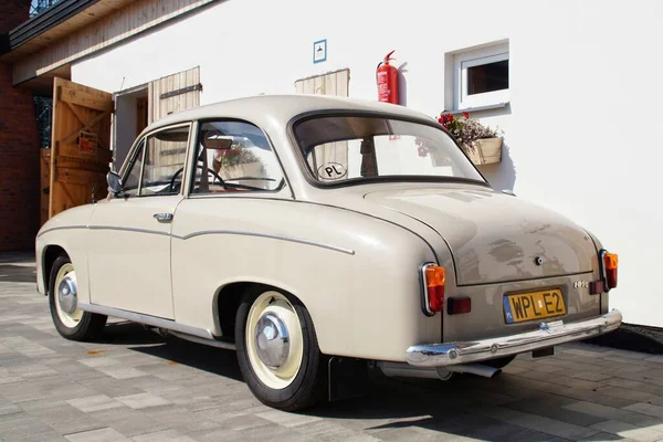 Koszelew, Mazowieckie Polonya - 08.27.2022: Binanın önüne park edilmiş tarihi Polonya arabası 