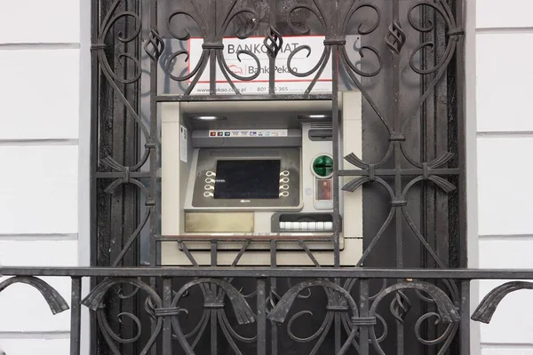 Lowicz, Lodzkie Polonya - 09172022: binanın duvarında metal bir ızgara ile korunan Pekao Bank 'ın ATM' si.