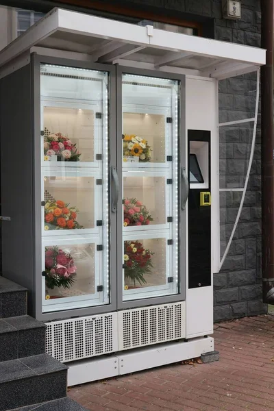 Lowicz, Lodzkie Polonya - 09172022: Sokaklarda bir çiçek otomatı.