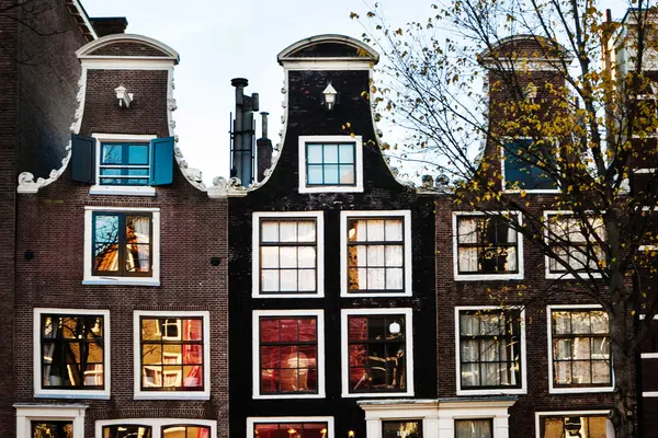 Fachadas de casas na cidade velha em Amsterdã — Fotografia de Stock