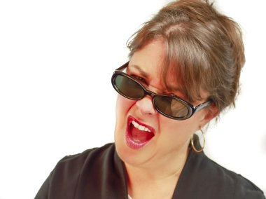 güneş gözlüğü üzerinde ve ağzı açık olan kadın.
