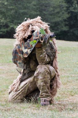 Keskin nişancı kamuflaj ile