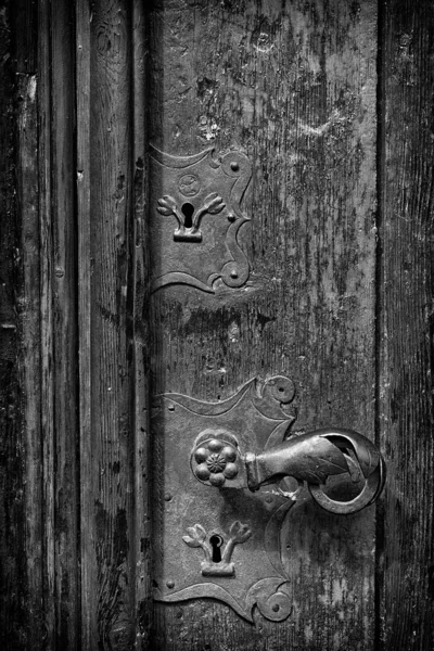 Door knocker black and white — Stock Photo, Image