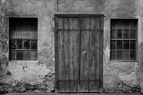 Odl build with vintage door black and white — Stock Photo, Image