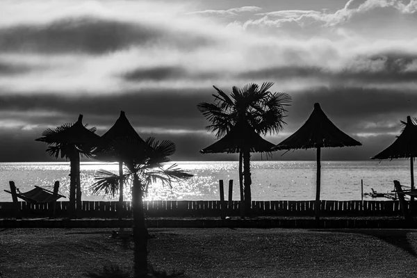 Blanco Negro Playa Abandonada Fuera Temporada — Foto de Stock