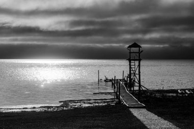 Siyah beyaz, terk edilmiş plaj mevsimi geçti.
