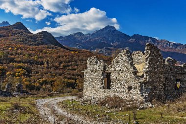 Arnavutluk Alpleri olarak da bilinen Lanetli Dağlar, Balkanlar 'ın batı kesiminde yer alan bir dağ grubu.