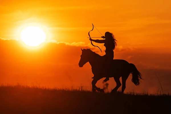 Frau Und Pferd Reiten Jet Hoch Ross Und Zielen Mit — Stockfoto