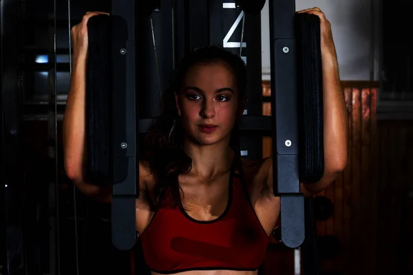 Μια Γυναίκα Στο Γυμναστήριο Ασκεί Τους Θωρακικούς Μυς Στην Τροχαλία — Φωτογραφία Αρχείου