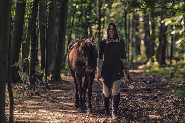 Frau Führt Das Pferd Durch Den Wald Auf Dem Weg — Stockfoto