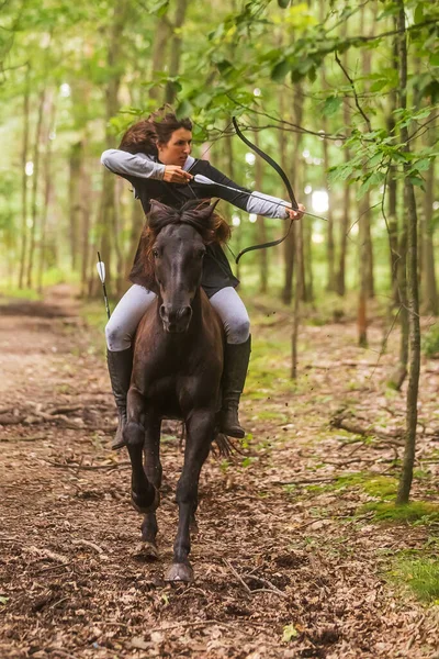 Woman Horseback Shooting Bow — Stock Photo, Image