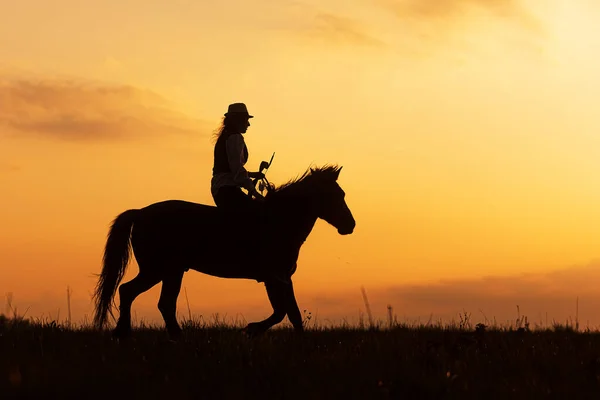 Silhouette Einer Frau Die Mit Der Untergehenden Sonne Auf Einem — Stockfoto