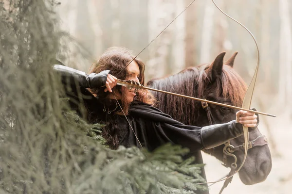 She Shooting Her Bow Woods Her Horse — Stock Photo, Image