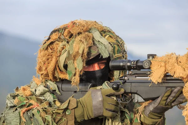 Detalhe Atirador Camuflado Ghillies Com Rifle Sniper Com Óptica — Fotografia de Stock