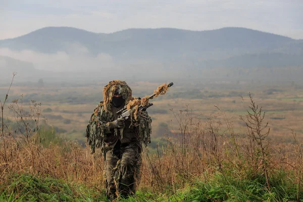 Keskin Nişancı Ghillies Kamuflajlı Keskin Nişancı Tüfekli Arkası Boş Manzaralı — Stok fotoğraf