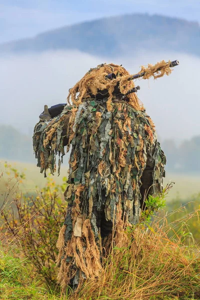 Omzunda Tüfekle Ghillies Keskin Nişancısının Kamuflajı — Stok fotoğraf