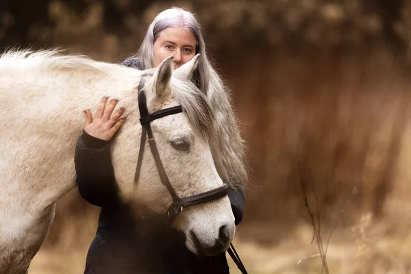 Mujer Vestido Con Pelo Blanco Caballo Blanco — Foto de Stock