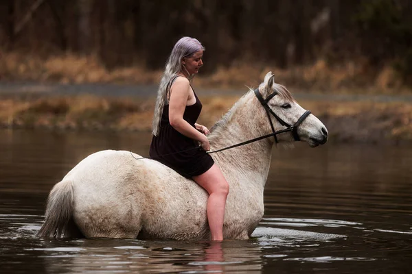 Женщина Платье Белыми Волосами Белой Лошадью — стоковое фото