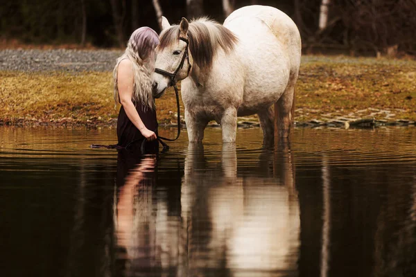 Mulher Vestido Com Cabelo Branco Cavalo Branco — Fotografia de Stock