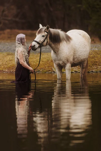 Jovem Com Cabelo Branco Entra Água Com Cavalo — Fotografia de Stock