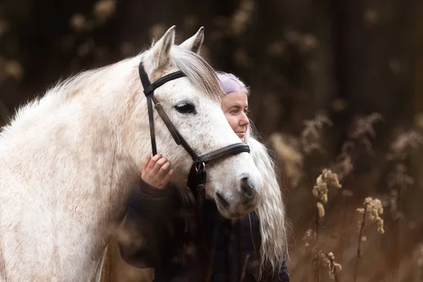 Young Woman White Hair Light Horse — Foto de Stock