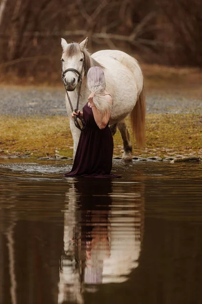Young Woman White Hair Light Horse — Fotografia de Stock