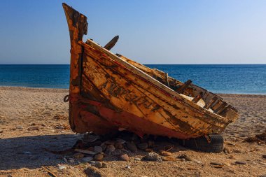 İspanya 'ya, Pireneler' in dağlarına Sierra Nevada 'ya ve küçük köyler arasındaki denize bir yolculuk..