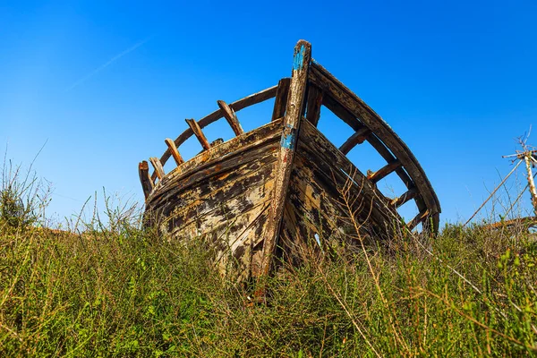 Das Detaillierte Wrack Eines Maroden Bootes Land Das Mit Gras — Stockfoto